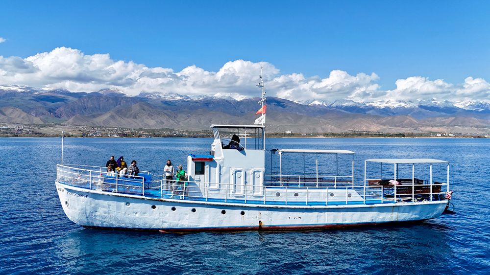 Экскурсия на пароходе по озеру Иссык-Куль